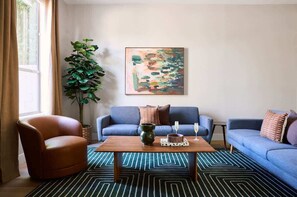 Smart TV, fireplace