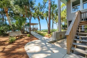 Property grounds - Charming 2-bedroom house in Alligator Point with direct ocean views. (Alligator Point)