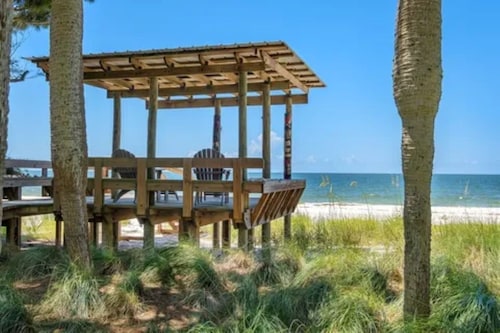 Charming 2-bedroom house in Alligator Point with direct ocean views.