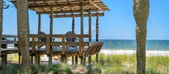 Charming 2-bedroom house in Alligator Point with direct ocean views.