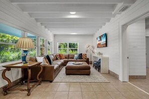 Living area - Charming 2-bedroom house in Alligator Point with direct ocean views. (Alligator Point)