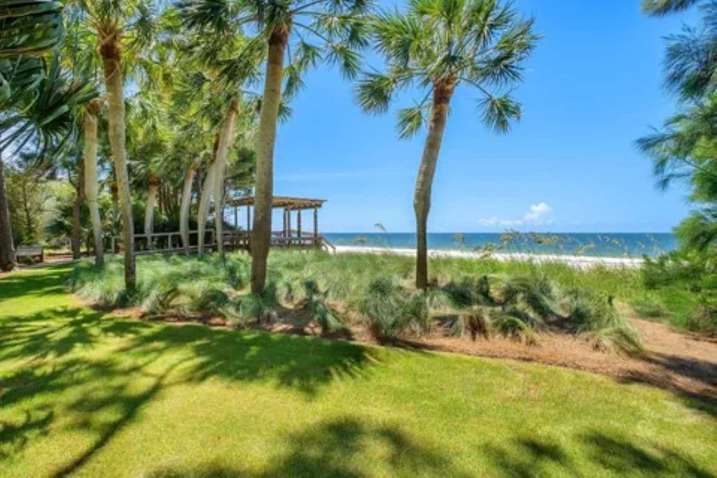 Chaises longues, serviettes de plage