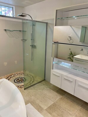Dusche, Haartrockner, Handtücher, Toilettenpapier