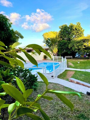 Property grounds - Family home with swimming pool and games room, in central Guadeloupe (Baie-Mahault)