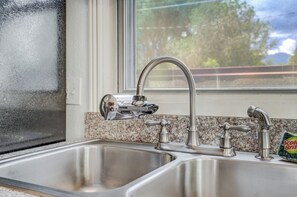 Basic Room | Private kitchen | Full-sized fridge, microwave, oven, dishwasher