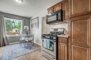 Basic Room | Private kitchen | Full-sized fridge, microwave, oven, dishwasher