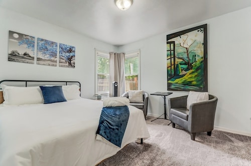 Steps to Downtown Eateries and Bars with Fire Pit