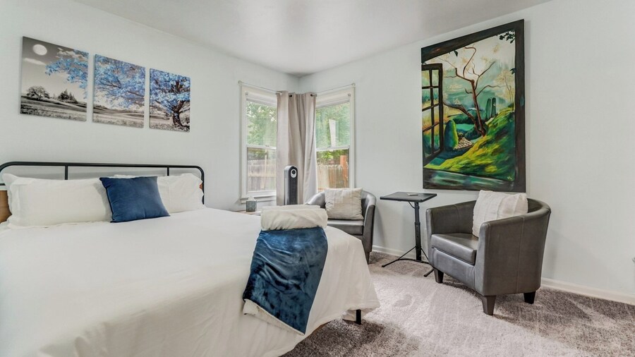 Steps to Downtown Eateries and Bars with Fire Pit