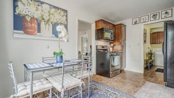 Basic Room | Dining room