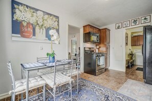 Basic Room | Dining room