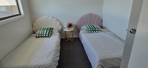 5 عدّة غرف نوم ومكواة/لوح كي وواي فاي وملاءات أسرّة