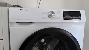 Une laveuse Hisense à technologie inverter, d’une capacité de 7,5 kg, avec fonction vapeur, une porte noire, des étiquettes indiquant sa classe d’efficacité énergétique et sa consommation d’eau, et un panneau de commande doté de divers réglages.