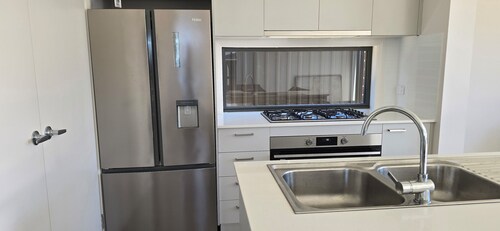 Luxurious new 5 bedroom house and Double garage