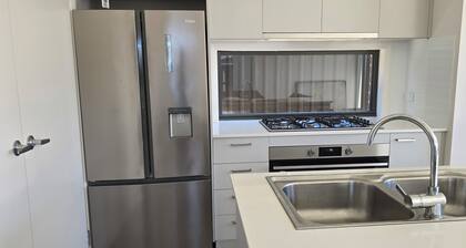 Luxurious new 5 bedroom house and Double garage