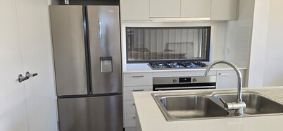 Luxurious new 5 bedroom house and Double garage