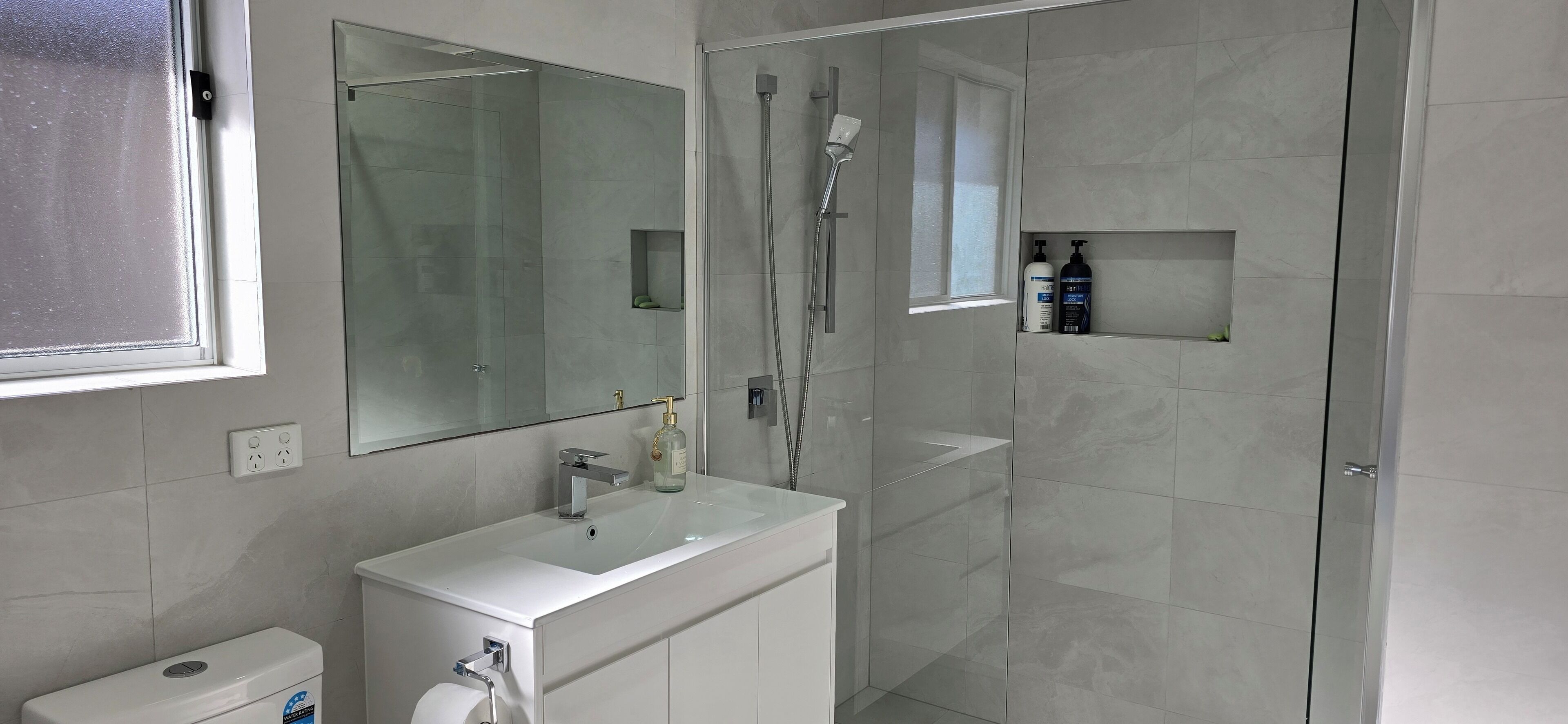 Douche, sèche-cheveux, serviettes fournies, savon