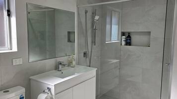 Douche, sĂšche-cheveux, serviettes fournies, savon