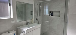 Douche, sèche-cheveux, serviettes fournies, savon