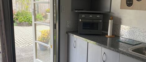 Kühlschrank, Mikrowelle, Ofen, Herdplatte