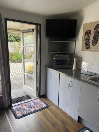 Tropical cosy Unit(1)  close to surf club and town