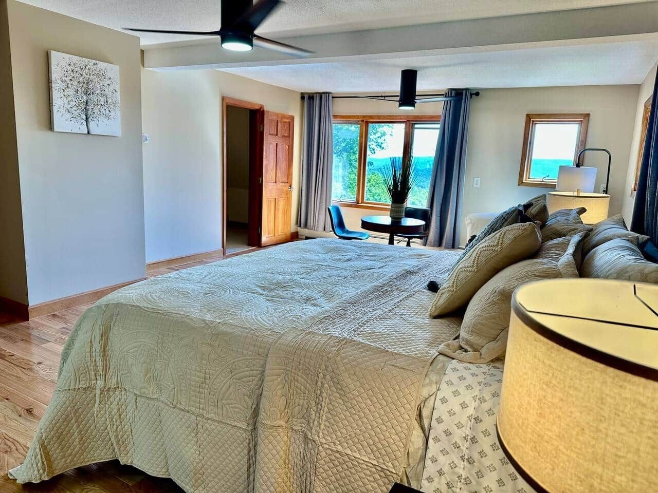 3 bedrooms, iron/ironing board, WiFi, bed sheets