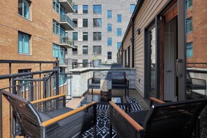 Property grounds - Stylish 3BR Townhouse with 2 Jacuzzi  and 1 private garage spot (Chicago)