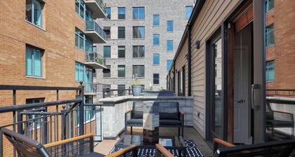 Stylish 3BR Townhouse with 2 Jacuzzi and 1 private garage spot