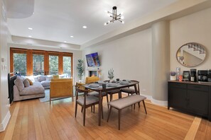 Dining - Stylish 3BR Townhouse with 2 Jacuzzi  and 1 private garage spot (Chicago)