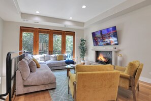 TV, fireplace - Stylish 3BR Townhouse with 2 Jacuzzi  and 1 private garage spot (Chicago)