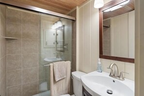Douche, sèche-cheveux, serviettes fournies, savon
