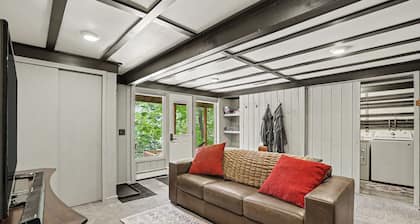 Harbor Springs, walking distance, base of Nubs two minutes to Highlands+hot tub.