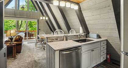 Harbor Springs, walking distance, base of Nubs two minutes to Highlands+hot tub.