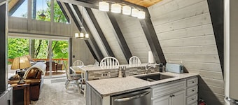 Harbor Springs, walking distance, base of Nubs two minutes to Highlands+hot tub.