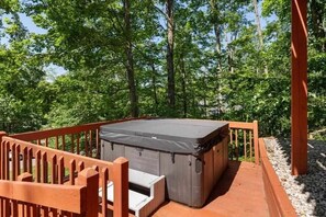 Outdoor spa tub - Harbor Springs, walking distance, base of Nubs two minutes to Highlands+hot tub. (Harbor Springs)