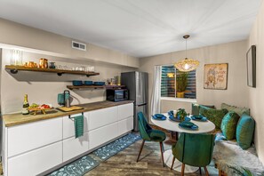 Kjøleskap, mikrobølgeovn, kaffetrakter/tekoker og vannkoker