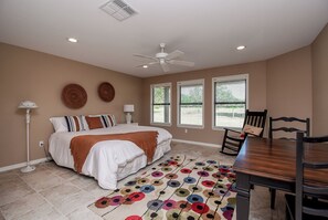 3 عدّة غرف نوم ومكواة/لوح كي وواي فاي وملاءات أسرّة