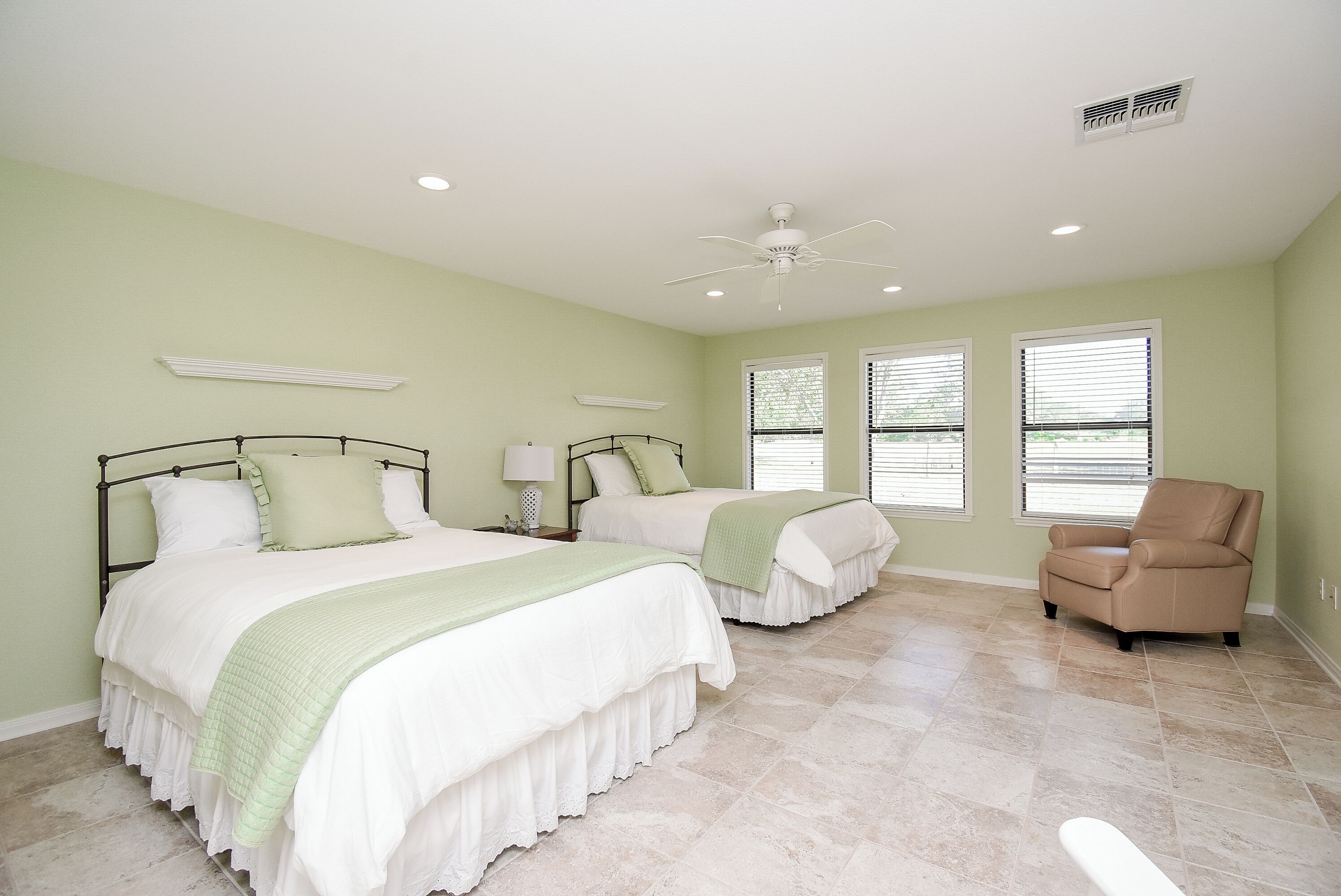 3 bedrooms, iron/ironing board, WiFi, bed sheets