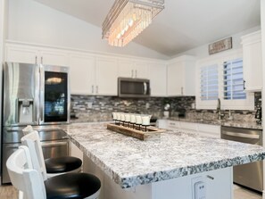 Microwave, oven, stovetop, dishwasher - NO FEES! Civic Centre: Resort Oasis + Open Kitchen (Gilbert)