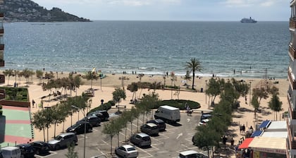 Appartement Ă Roses en premiere ligne de mer