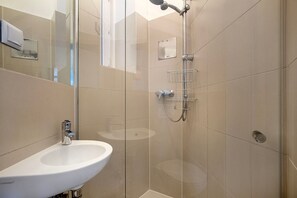 Hair dryer, towels - Blueground | Neubau, balcony, nr Volkstheater (Vienna)