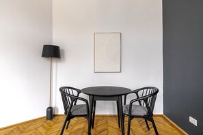 Dining - Blueground | Neubau, balcony, nr Volkstheater (Vienna)