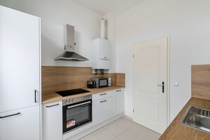Fridge, microwave, oven, stovetop - Blueground | Neubau, balcony, nr Volkstheater (Vienna)