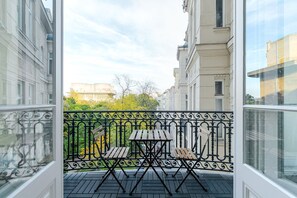 Outdoor dining - Blueground | Landstraße, balcony, nr Belvedere (Vienna)