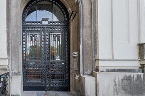 Exterior detail - Blueground | Landstraße, balcony, nr Belvedere (Vienna)