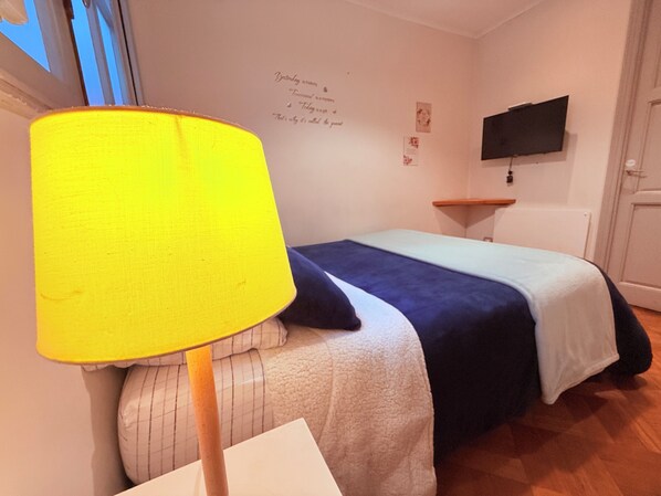 Quarto casal conforto, para não fumantes, banheiro privativo | Ferros/tábuas de passar roupa, Wi-Fi de cortesia