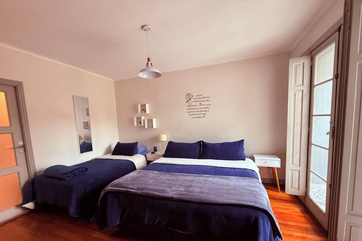 Habitación triple Confort, baño privado, vista al patio | Tabla de planchar con plancha y wifi gratis