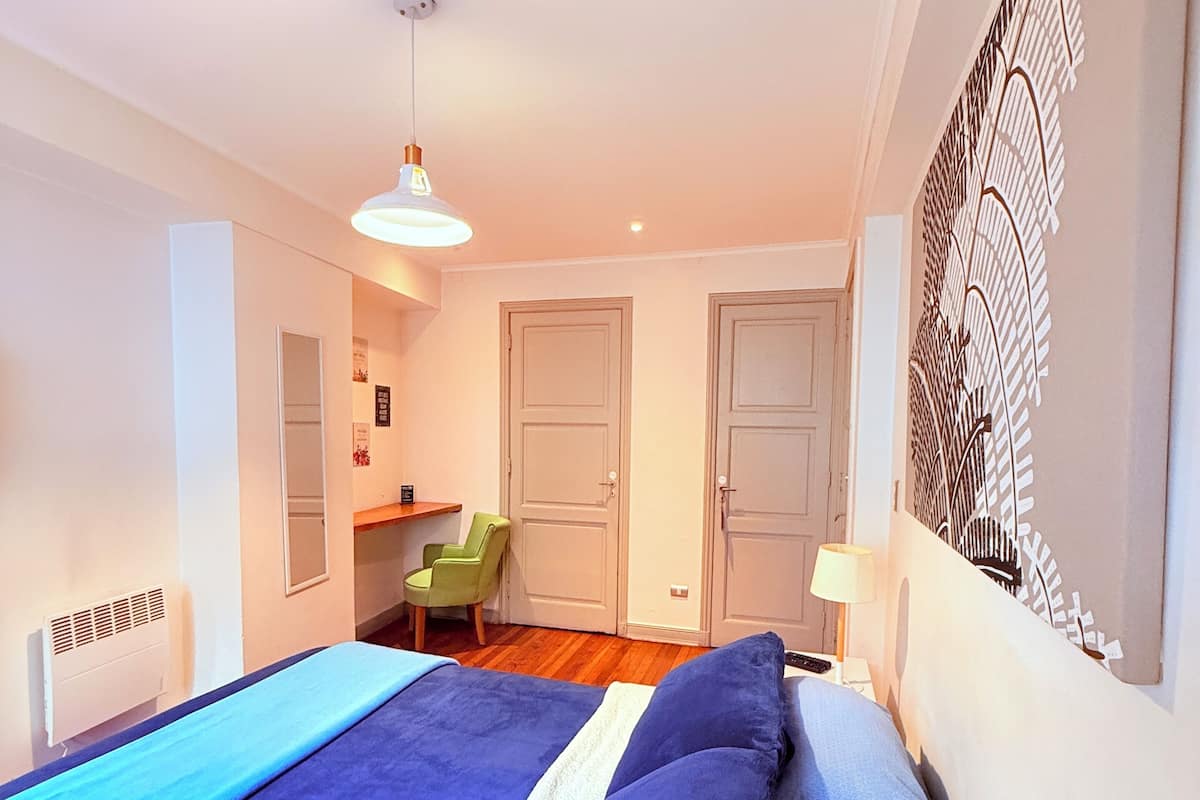 Habitación doble Confort, para no fumadores, balcón | Tabla de planchar con plancha y wifi gratis