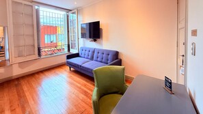 ห้องคอมฟอร์ทดั  บเบิล, ปลอดบุหรี่ | บริเวณนั่งเล่น | ทีวี
