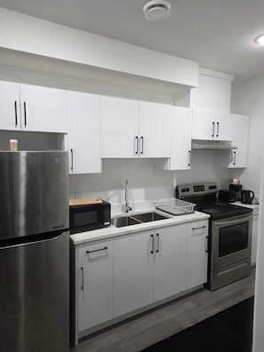 Micro-ondes, four, plaque de cuisson