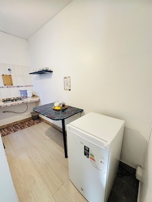 经典三人房, 露台, 庭院景观 | 私人简易厨房 | 公用微波炉